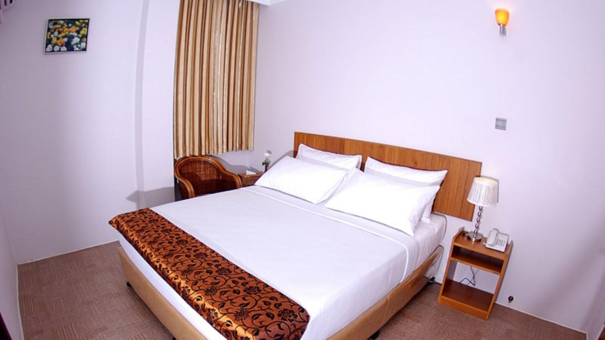 Holiday Hotel Yangon Esterno foto