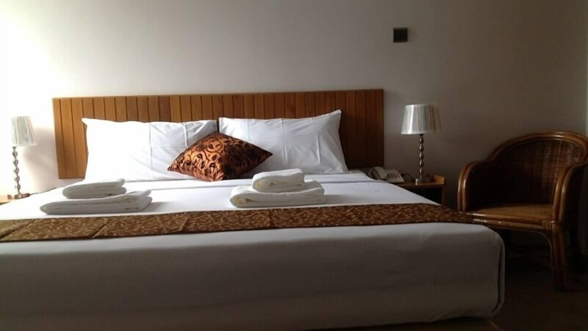 Holiday Hotel Yangon Esterno foto