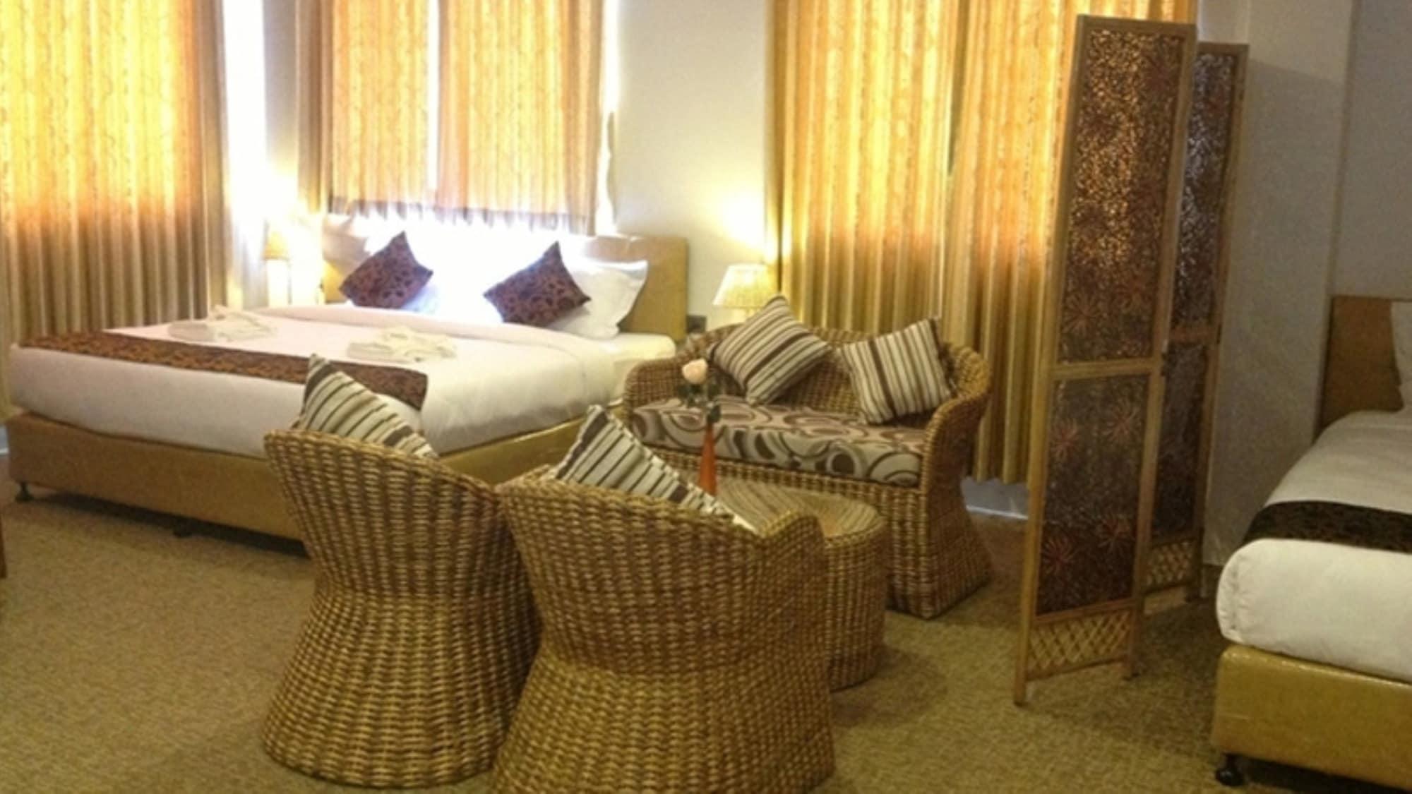 Holiday Hotel Yangon Esterno foto