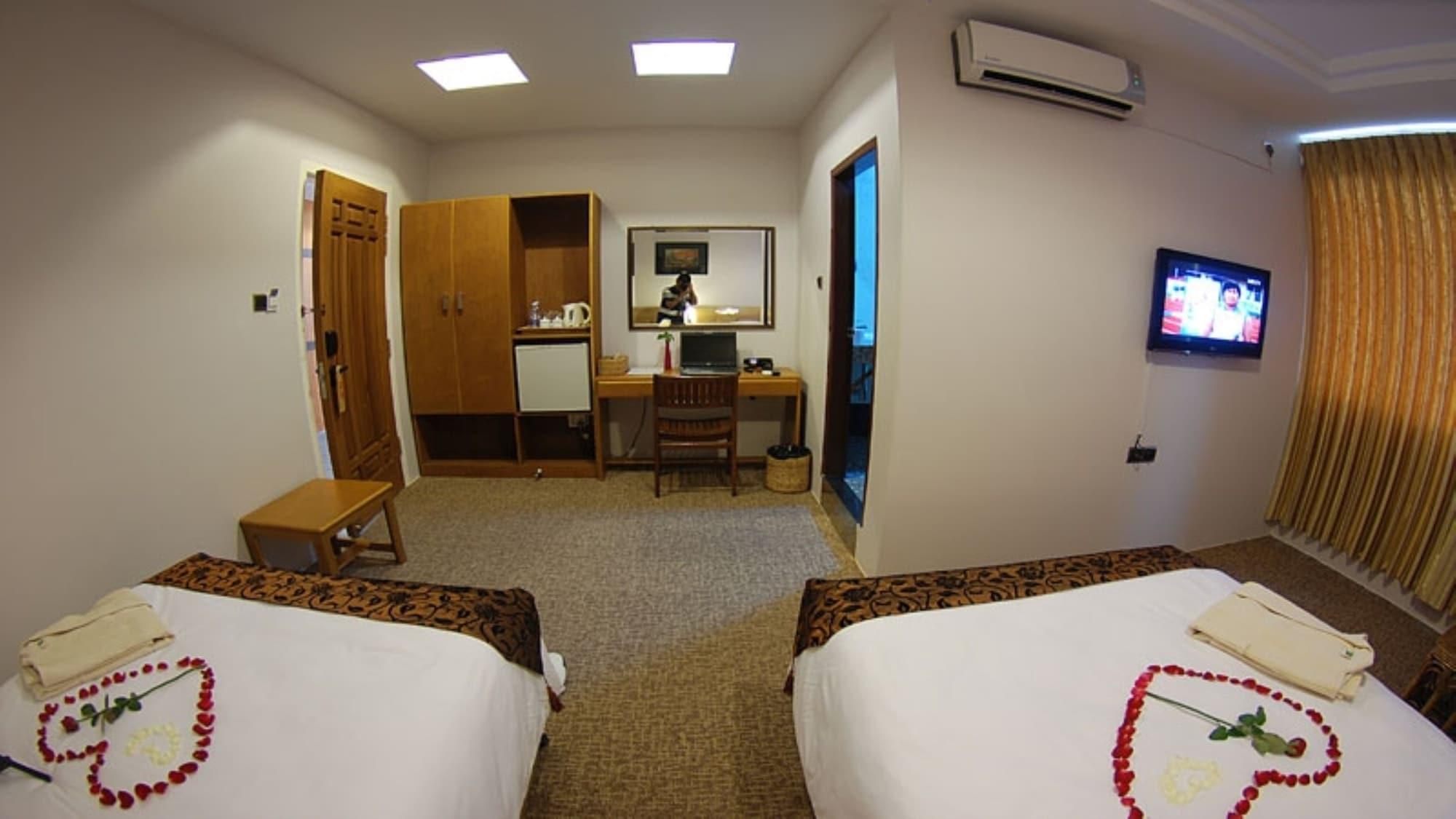 Holiday Hotel Yangon Esterno foto