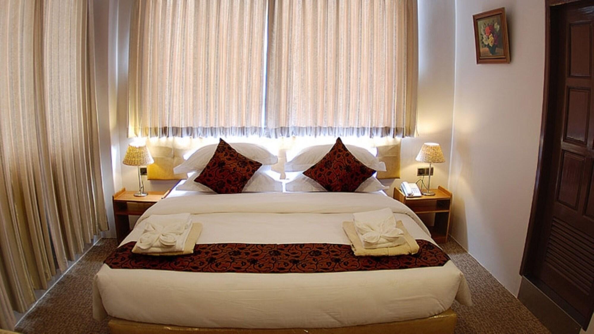 Holiday Hotel Yangon Esterno foto