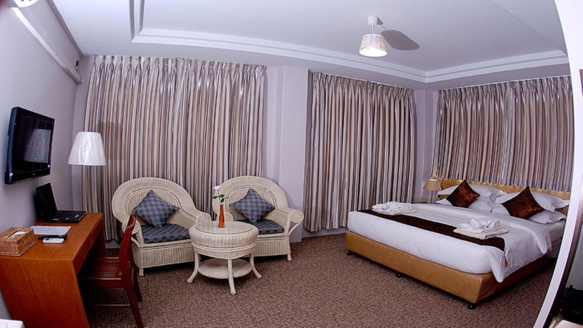 Holiday Hotel Yangon Esterno foto
