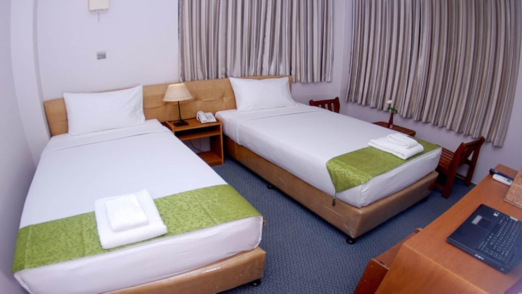 Holiday Hotel Yangon Esterno foto