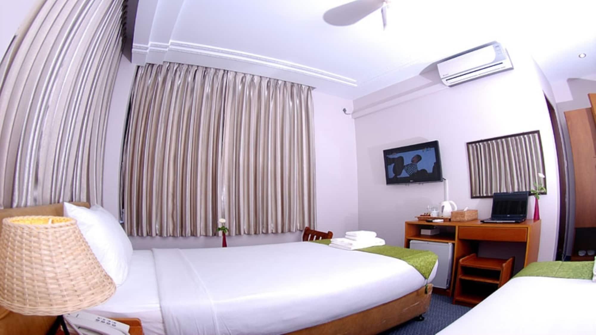 Holiday Hotel Yangon Esterno foto