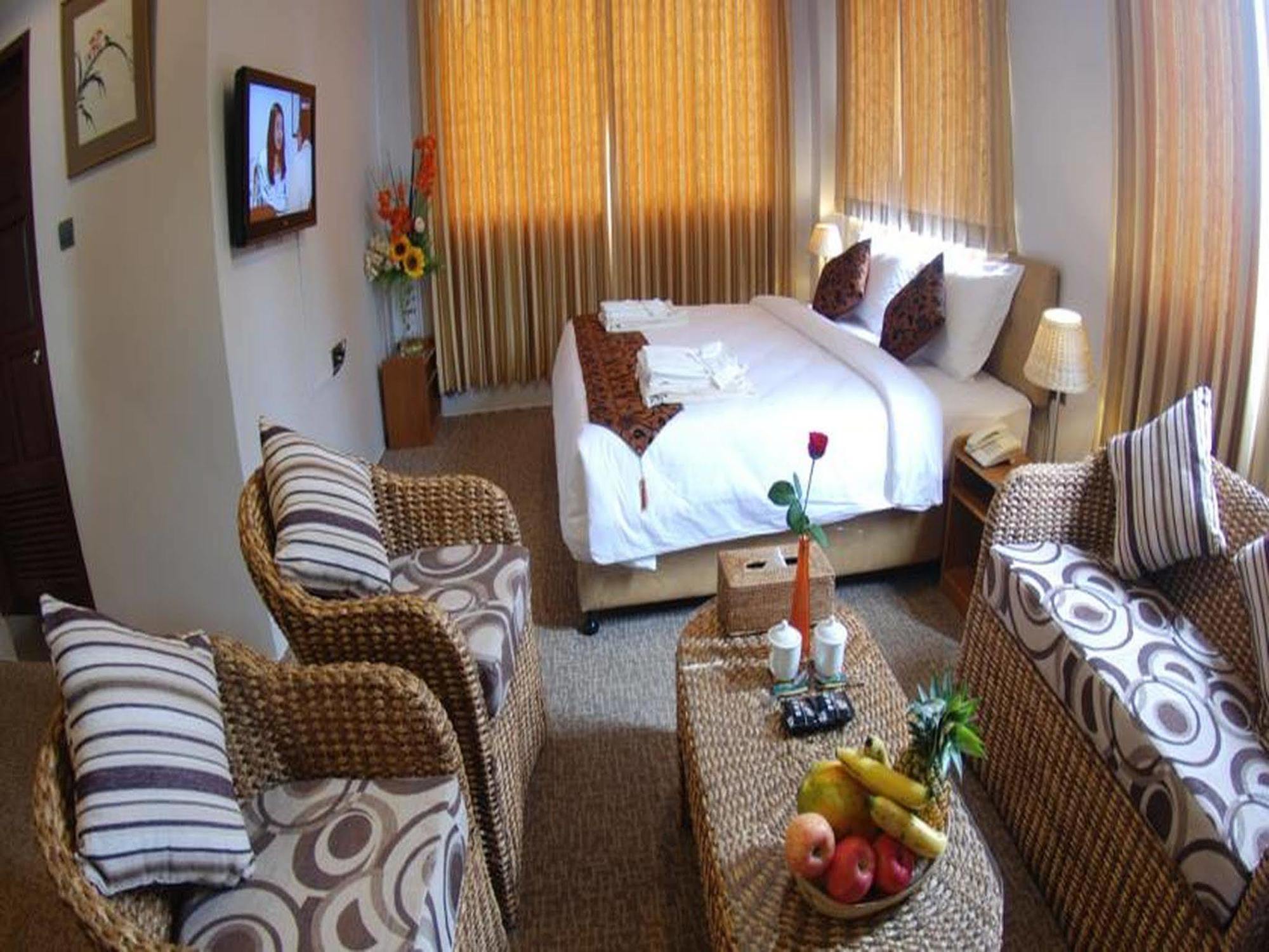 Holiday Hotel Yangon Esterno foto