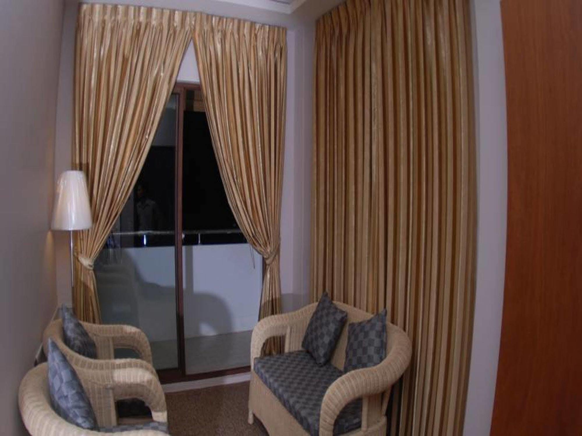 Holiday Hotel Yangon Esterno foto