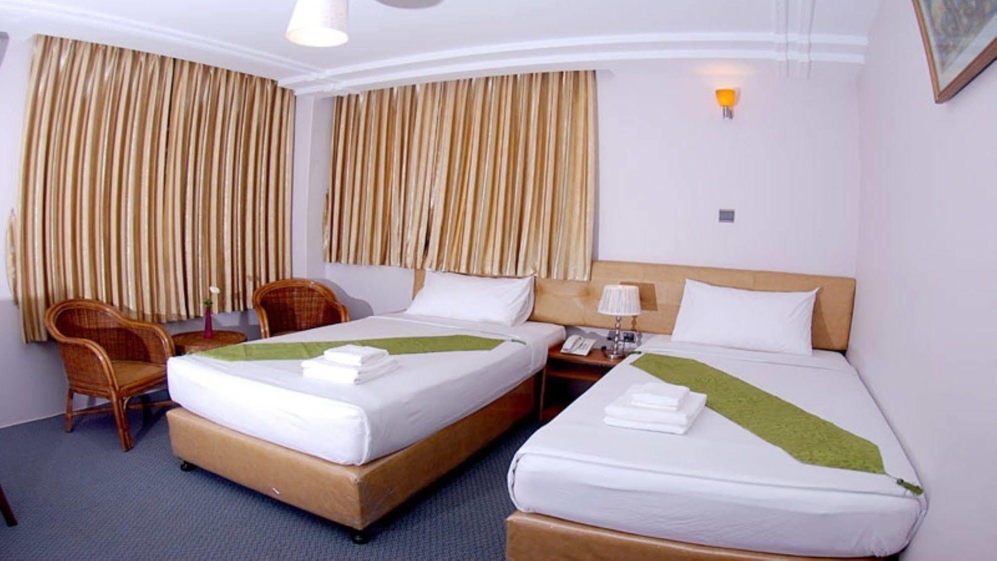 Holiday Hotel Yangon Esterno foto